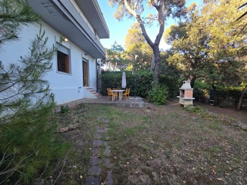 ein kleiner Hinterhof mit einem Tisch und einem Stuhl in der Unterkunft Beachside Villa in Quercianella