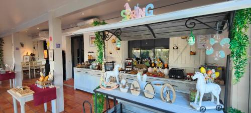 a store front with a counter with a fake unicorn at Logis Le Nid du Pont de Gau in Saintes-Maries-de-la-Mer