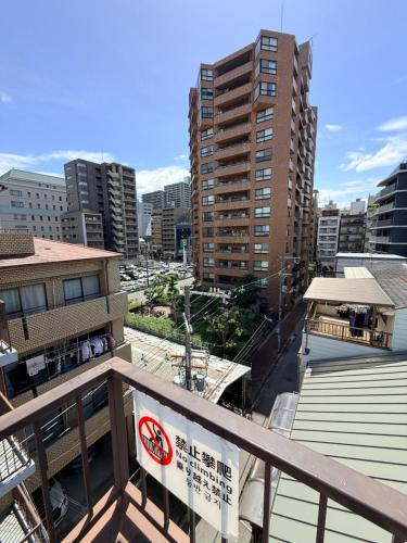 LUCK Accommodates up to 19 people Quiet area in central Osaka Shinsaibashi Kuromon Market Namba are next to each other and transportation in the city and airport is super convenient