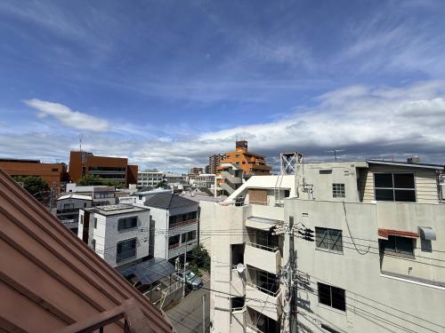 LUCK Accommodates up to 19 people Quiet area in central Osaka Shinsaibashi Kuromon Market Namba are next to each other and transportation in the city and airport is super convenient