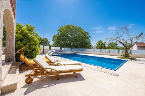 Apartment Ayni With Private Pool - Happy Rentals