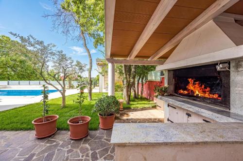 Apartment Ayni With Private Pool - Happy Rentals