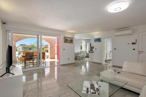 Apartment Ayni With Private Pool - Happy Rentals