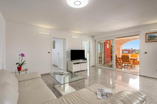 Apartment Ayni With Private Pool - Happy Rentals