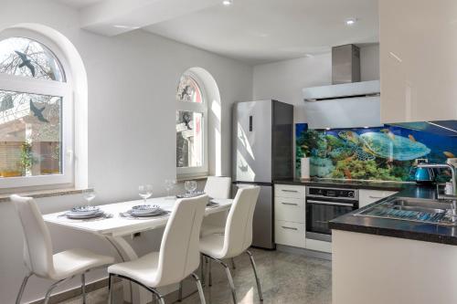 Apartment Ayni With Private Pool - Happy Rentals
