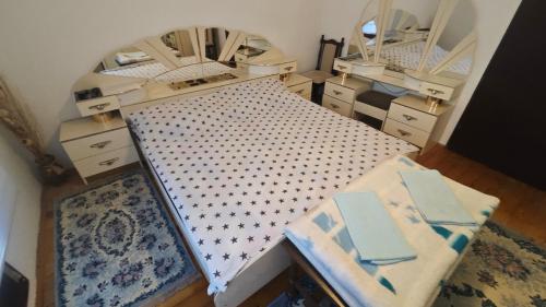 an overhead view of a bedroom with a bed and mirrors at Prenoćište Dika in Višegrad