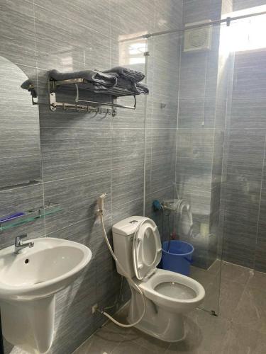 a bathroom with a toilet and a sink at Khách sạn Hotel 6 in Ấp Tân Thành
