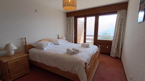a bedroom with a bed with two towels on it at Majestic 424 in Bagnes