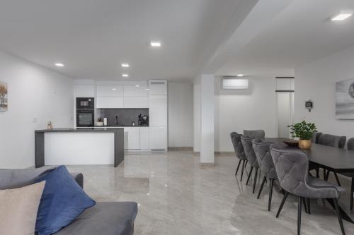 Spacious Pool Apartment Crikvenica - Happy Rentals