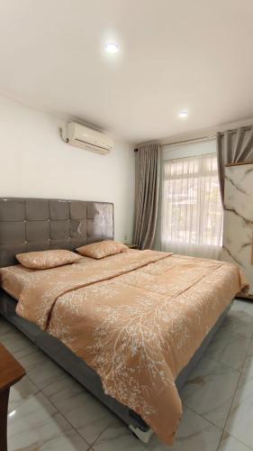 a bedroom with a large bed in a room at Villa Dalia Puncak N5-10 in Cikundul