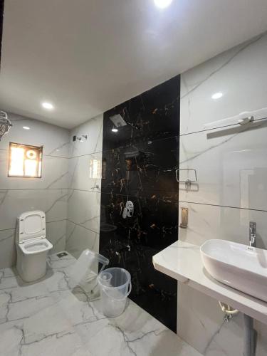 a bathroom with a sink and a toilet at Hotel Green lotus villa mahabaleshwar in Mahabaleshwar
