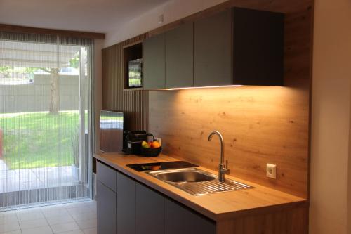 a kitchen with a sink and a counter with a window at Maritsch I Apartments in Naturno