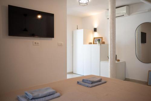 a room with a table with two folded towels at Fonte Perila House in Funtana