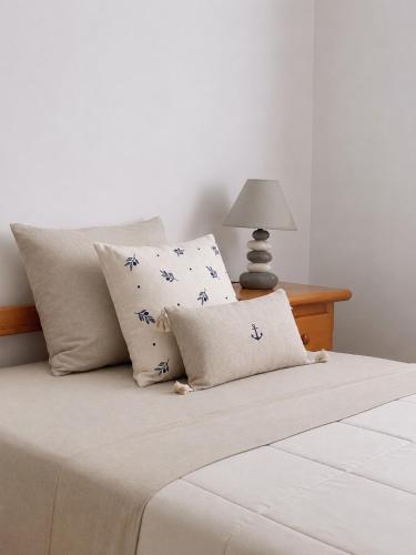 a bedroom with a bed with pillows and a lamp at Casa junto al mar in Vinarós