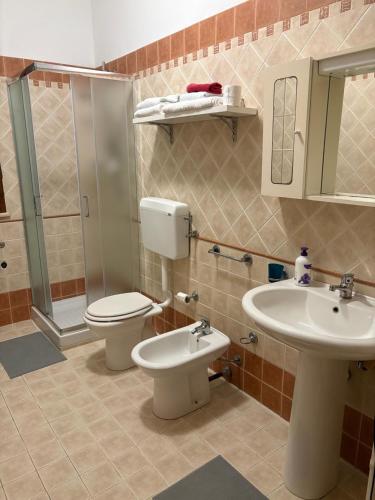 a bathroom with a toilet and a sink at Villa Piruzzu CV Torre Mulinazzo app P in Cinisi
