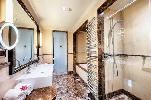 a bathroom with a sink and a shower at Welcome Parkhotel Euskirchen in Euskirchen