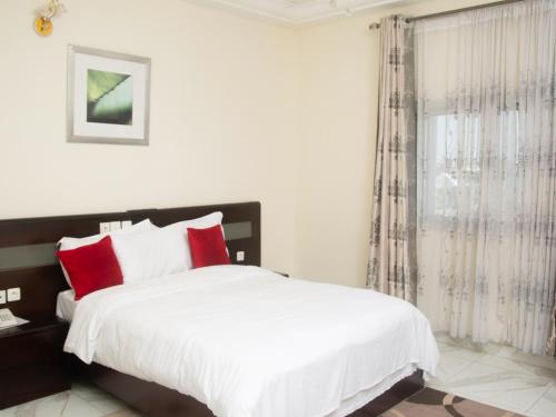 เตียงในห้องที่ Champion Hotel