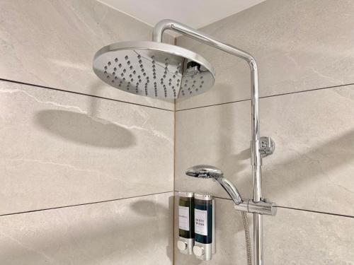 eine Dusche mit Duschkopf im Badezimmer in der Unterkunft Sagra Hotel in Alicante
