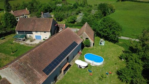 an aerial view of a house with solar panels on the roof at La cabane in Montipouret