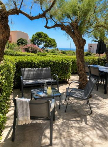 a patio with chairs and a table and a table and chairs at Le Cosy - T4 avec terrasse privée, Face à la mer avec parking et wifi in Sète