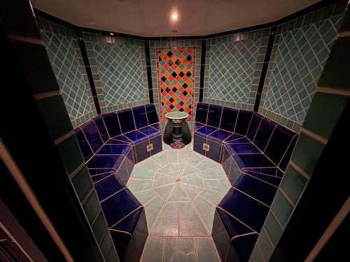 Draufsicht auf einen Raum mit lila Stühlen in der Unterkunft Hotel Wernerwald - Restaurant, Wellness & Events in Cuxhaven