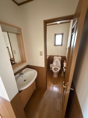 a small bathroom with a toilet and a sink at GATE80長崎 坂の街長崎 無人宿 完全セルフ 予約メッセージ欄確認要す スマートロック 暗証番号チェックイン 素泊まり専門 アメニティ持参で格安滞在 セコム24h監視 駐車場4台 in Nagasaki