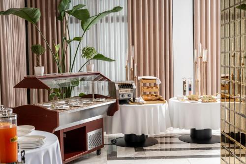 Hotel Pietroasa — Breakfast