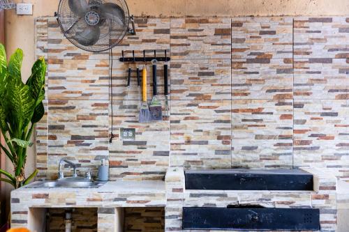 a bathroom with a sink and a brick wall at Departamento 1 Hab con Alberca, Gym y Terraza in Mérida