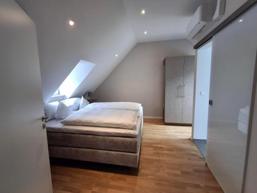 a bedroom with a large bed in a attic at Linden's Apartments in Ayl