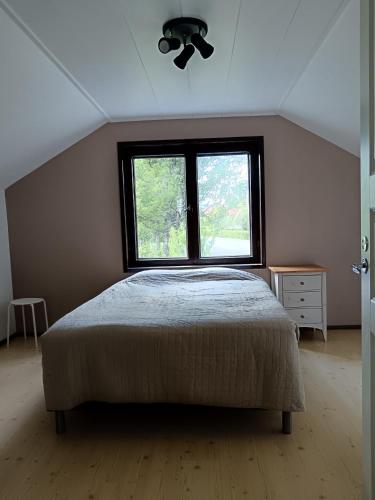 a bedroom with a bed and a window at Kolmio Kaurialassa in Hämeenlinna