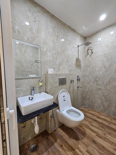a bathroom with a toilet and a sink at AVON Homes in Jodhpur
