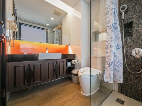ein Badezimmer mit Waschbecken und Dusche in der Unterkunft OK Phuket in Kata Beach