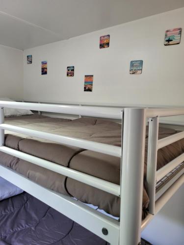 a bed in a room with a table at Ocean Lodge Messanges in Messanges