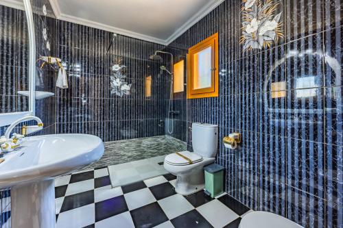 a bathroom with a toilet and a tub and a sink at Villa Ortembach- PlusHolidays in Ifach