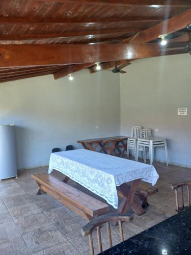 a room with a bed and a table and chairs at Recanto Lyra in Indaiatuba