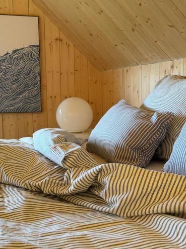 zwei Betten in einem holzgetäfelten Zimmer in der Unterkunft Slowcabin in Retowo