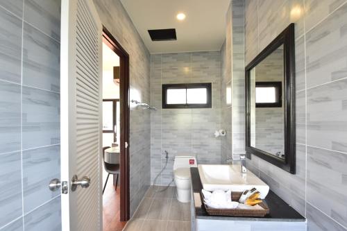 a bathroom with a sink and a mirror at Simple Life Cliff View Resort in Koh Tao