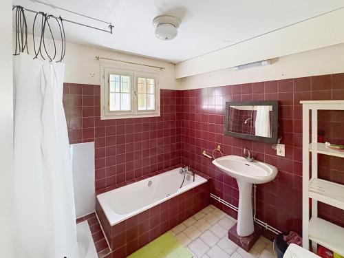 a bathroom with a tub and a sink at La Villa Santranges in Châtillon-sur-Loire