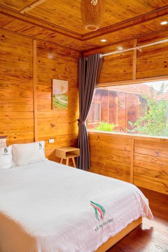 a bedroom with a large bed with a window at Co To Victory Homestay in Chung Cap