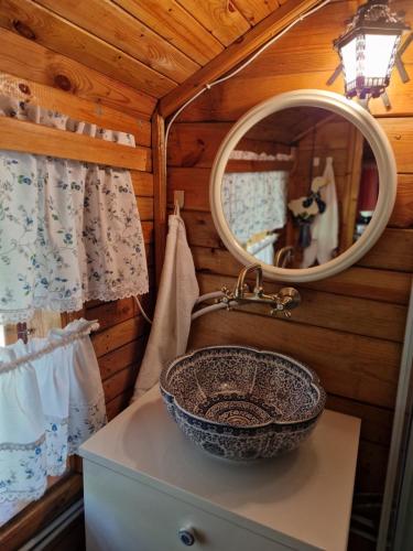 a bathroom with a sink and a mirror at Chata Koszelanka in Nadkole