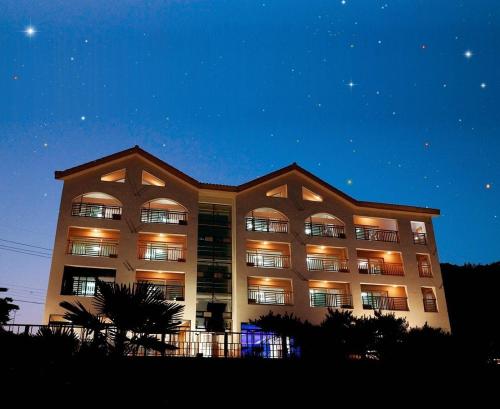 a large building at night with lights on at Byeonsanbando Jayjay Resort in Buan