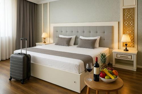 Llit o llits en una habitació de Maris Hotel Baku