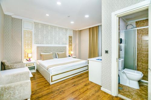 Llit o llits en una habitació de Maris Hotel Baku