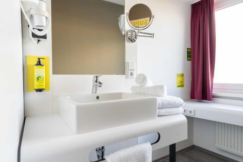 O baie la SLEEEP Hotel Wiener Neudorf