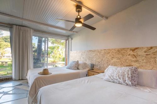 a bedroom with two beds and a ceiling fan at Jacaranda in Cádiz