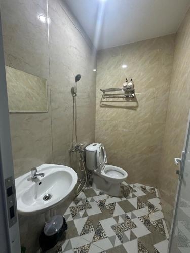 a bathroom with a sink and a toilet at Viha Homestay in Thôn Trường Giang