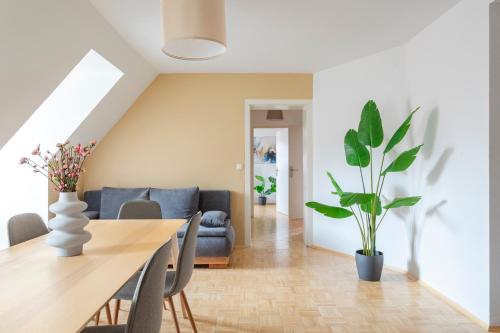 Foto Cozy and Calm - Elevator & Free Parking by HERO HOMES 1