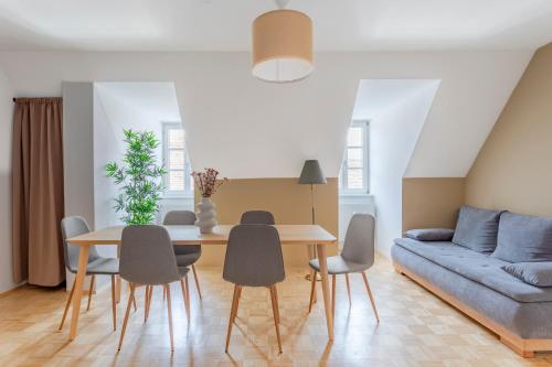 Foto Cozy and Calm - Elevator & Free Parking by HERO HOMES 5