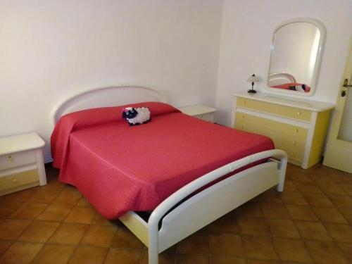 ein Schlafzimmer mit einem Bett mit einer roten Decke in der Unterkunft Karibu in Modena