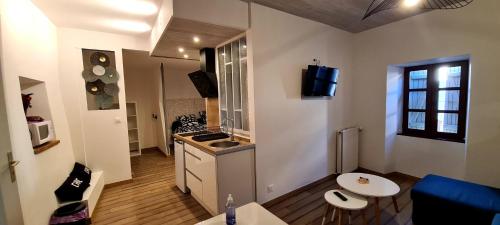 a small kitchen with a sink and a stove at Gîte climatisé "Baugallo Accordailles" in Saint-Montan